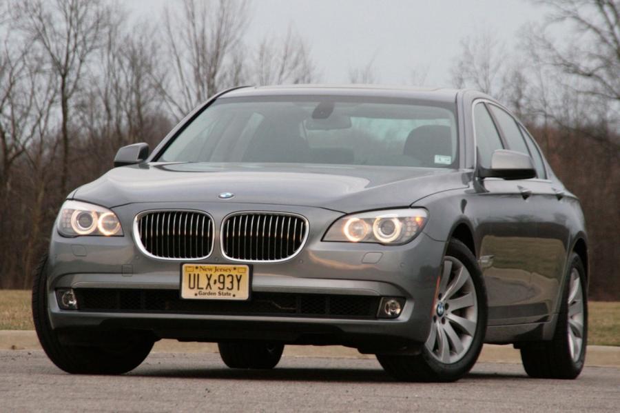  BMW 750i 2009 года  (фото 1 из 32)